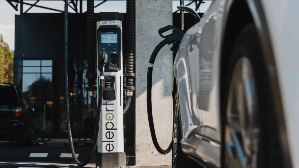 Elektromobilių įkrovimo infrastruktūros vystytoja „Eleport“ tęsia plėtrą Baltijos šalyse ir Lietuvoje: atidarytos keturios naujos didelės galios elektromobilių įkrovimo lokacijos