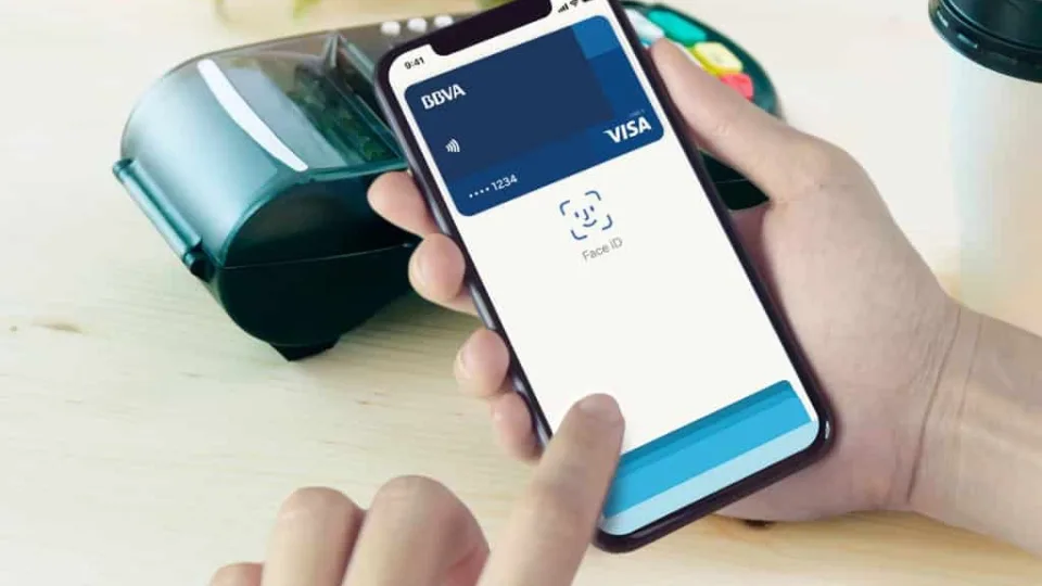 Išmanusis telefonas vietoj kortelės? Visa tiesa apie rizikas, kurias slepia mobilieji atsiskaitymai