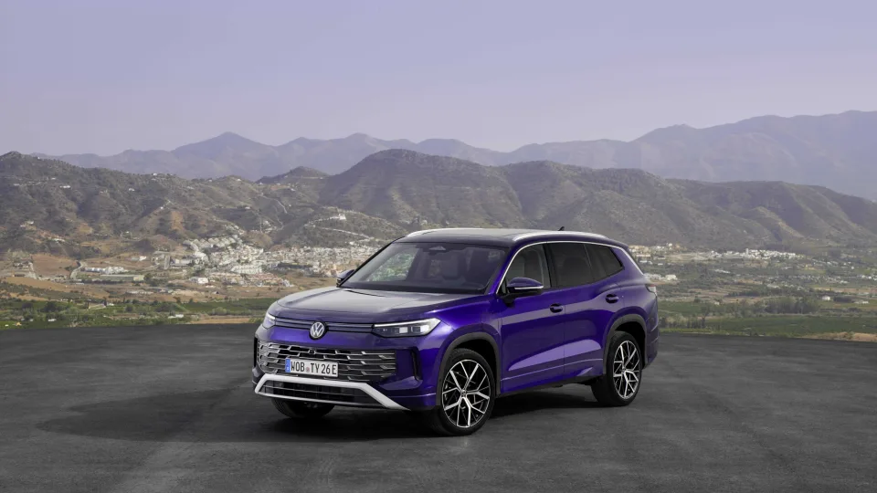 Europos rinkoje debiutuoja naujasis „Volkswagen Tayron“ visureigis: išsiskiria pažangiomis technologijomis, rafinuota interjero apdaila ir siūloma iš tinklo įkraunama hibridine versija
