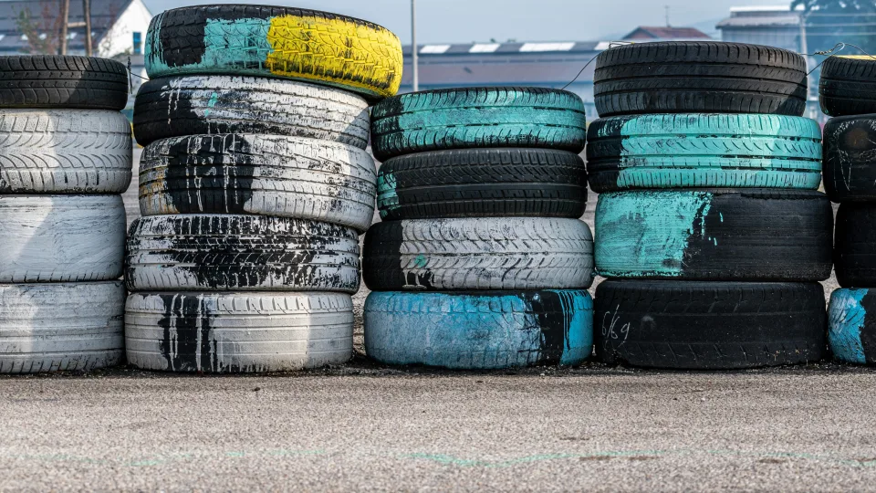 Atėjus rudeniui ir atvėsus orams – būtina pasirūpinti automobilio padangomis: kaip pasirinkti tinkamą padangų slėgį ir kitą informacija, kurią turėtų žinoti kiekvienas vairuotojas