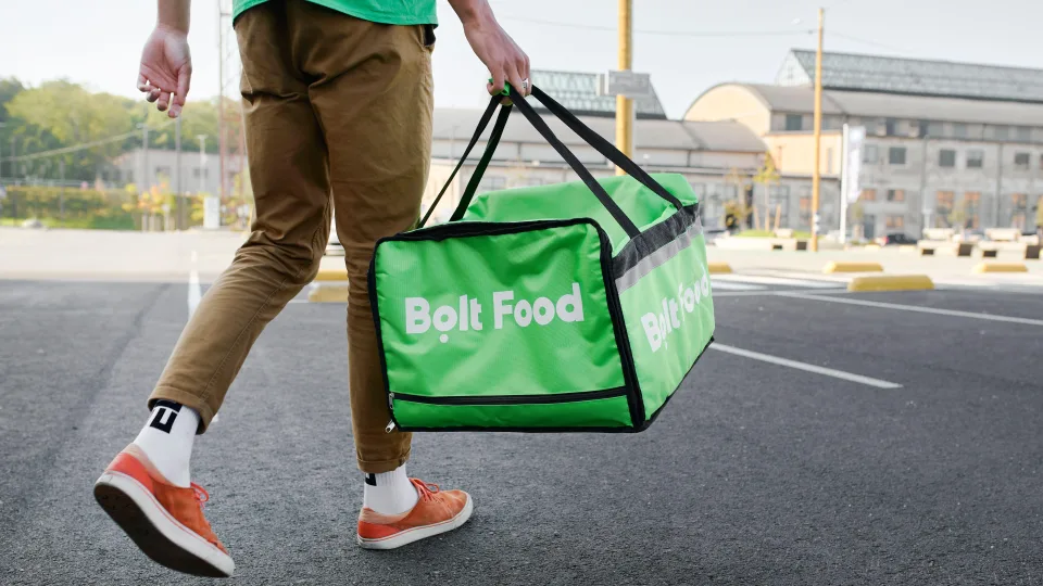 Prieš penkerius metus vienas kurjeris su žalia kuprine Taline pristatė pirmąjį užsakymą: „Bolt Food“ penkerių metų statistika atskleidė mėgstamiausią lietuvių patiekalą ir ką užsisako naktimis