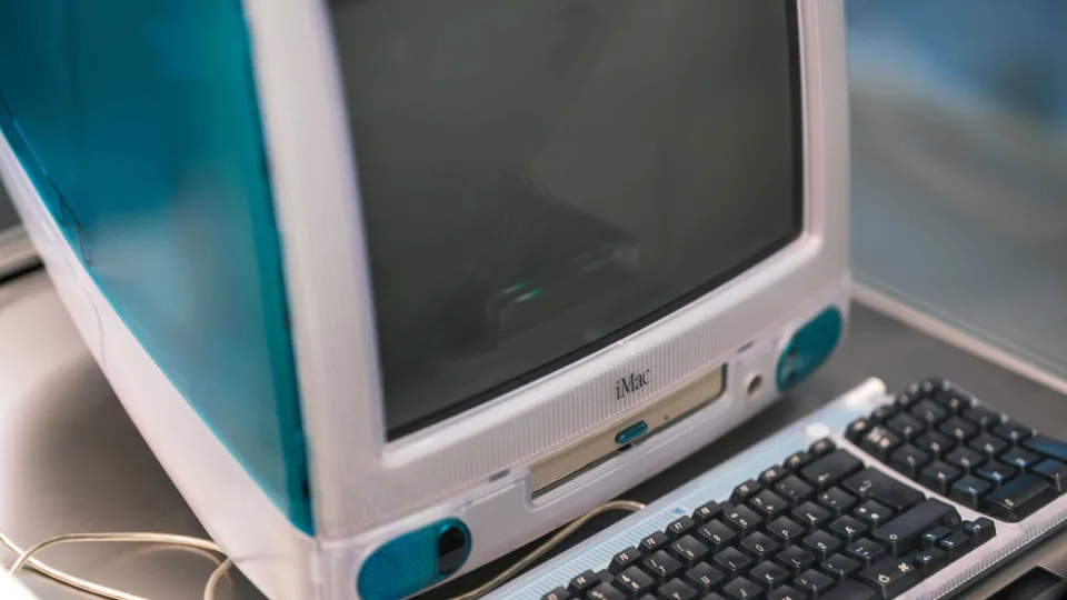 Technologijų rinkoje, lygiai kaip ir aprangoje, egzistuoja mados: kaip kalėjimo dizainas „Mac“ pavertė ikona ir kodėl „BlackBerry“ buvo statuso simbolis?