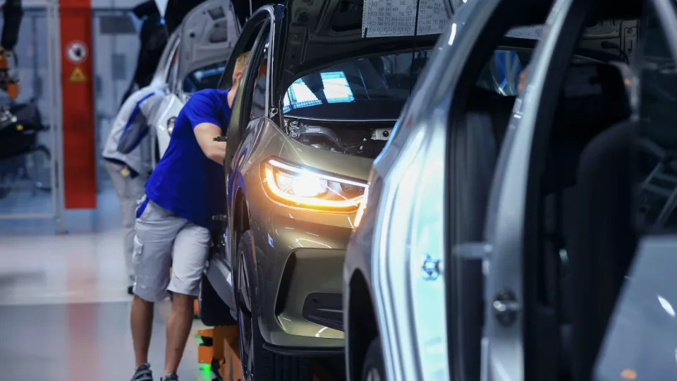 „Nissan“ paskelbė apie kardinalius pokyčius: 20 tūkst. atleidimų, 7 gamyklų uždarymas ir milijardiniai nuostoliai
