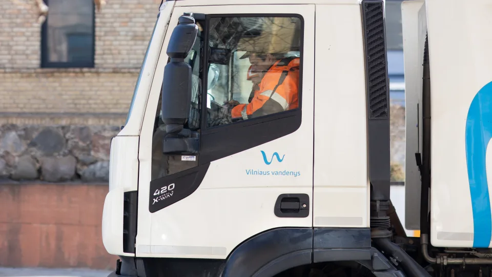 Technologijų proveržis po žeme, vietoj įrankių – planšetė: „Vilniaus vandenys“ nuo šiol sostinės nuotekų ir vandentiekio šulinius apžiūri su modernia trimate skenavimo įranga