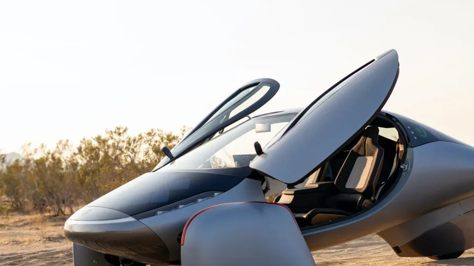 Vienas unikaliausių elektrinių automobilių pasaulyje: išskirtiniai dizaino sprendimai, trys ratai ir stebinantis nuvažiuojamas atstumas, pamatykite tai patys