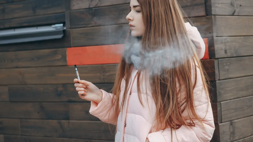 Viena didžiausių rūkymo prevencijos problemų - augantys nepilnamečių, rūkančių elektronines cigaretes, skaičiai, ekspertai pasakė, kaip galima tai išspręsti