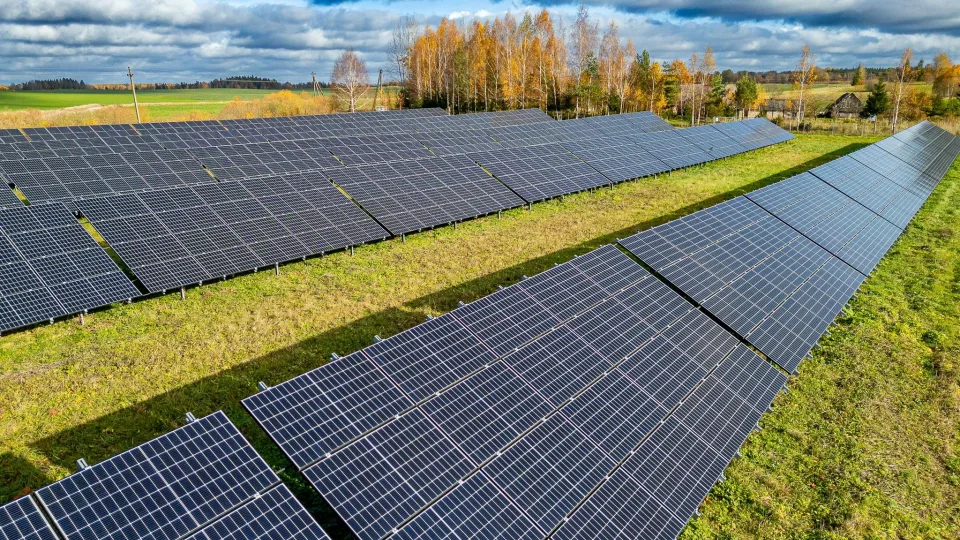 „GreenUp“ baigė įrengti 480 kW galios saulės parką greitojo maisto restoranų tinklui „Jammi“: parke pasigamins daugiau nei pusę restoranams reikalingos elektros energijos