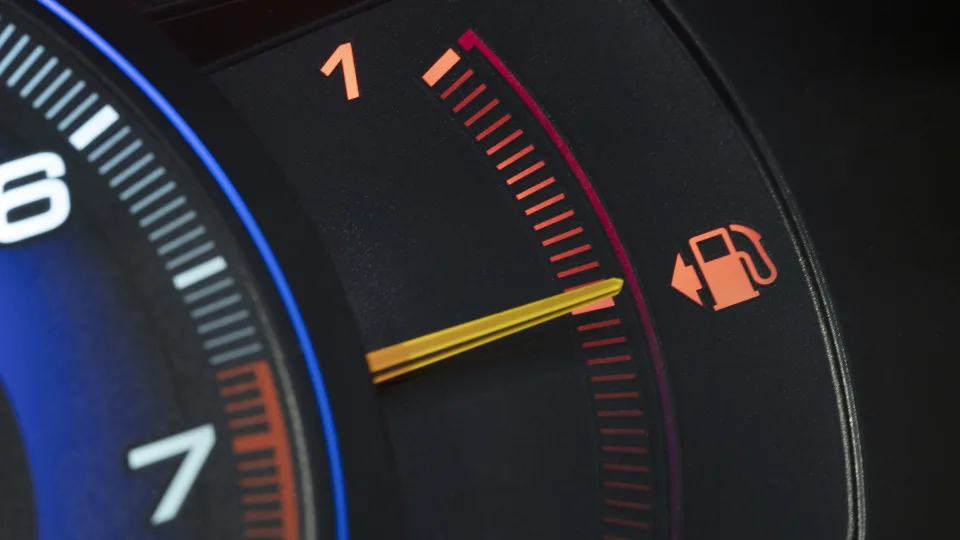 Vairuotojams netrukus gali tekti griebtis už galvų: Lietuvoje benzinas ir dyzelinas pigesnis nei daugelyje kitų Europos valstybių, tačiau situacija greitai gali ir pasikeisti