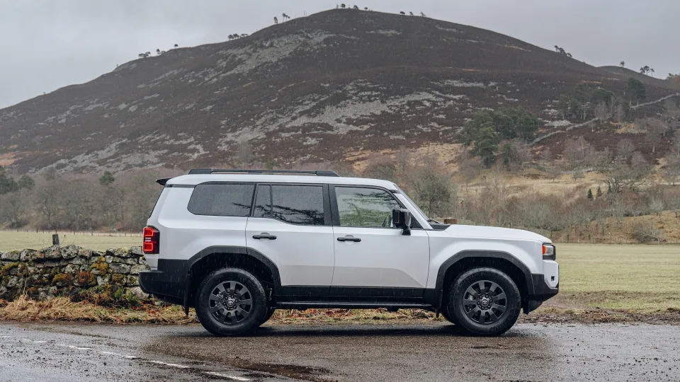 Lietuvos automobilių rinkoje – naujos kartos „Toyota Land Cruiser“: paaiškėjo, kokia bus pradinė šio automobilio kaina, teks gerokai paploninti pinigines