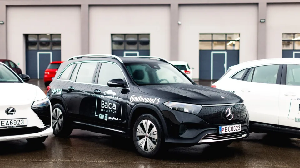 Metų automobilio rinkimuose – „premium“ gamintojo netikėtumas: ar verta žiūrėti į „premium“ segmentą už vidutinės klasės automobilio kainą?