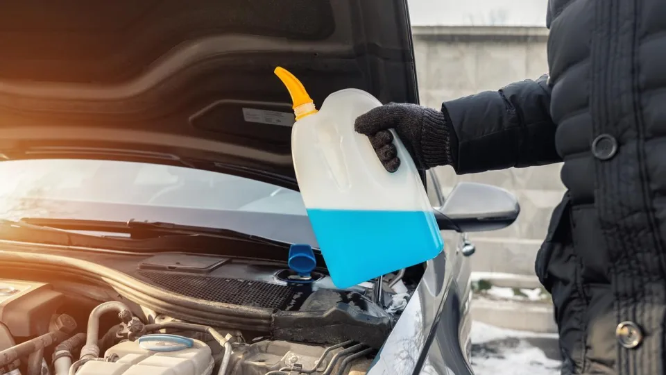 Ši viena klaida gali sugadinti jūsų automobilį, kokio ploviklio niekada negalima pilti žiemos metu?