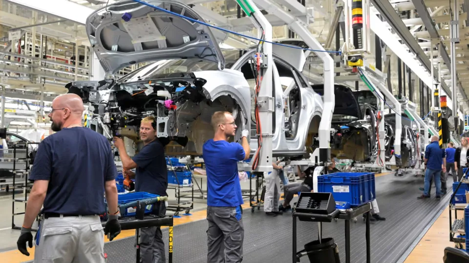 Situacija artėja prie katastrofinės ribos: Vokietijos automobilių rinka traukiasi, žaibiškai auga bedarbių skaičius
