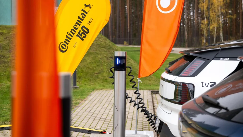 „Metų automobilis 2025“: elektromobilių maitinimosi ypatumai - elektromobilių rinka dar palyginti jauna, todėl vienokių ar kitokių duobių išvengti neįmanoma