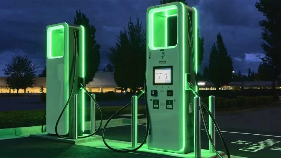 Lietuvoje sparčiai daugėja elektrinių automobilių, tačiau šias taisykles žino tikrai ne visi: įsitikinkite, jog žinoti šias nerašytas taisykles