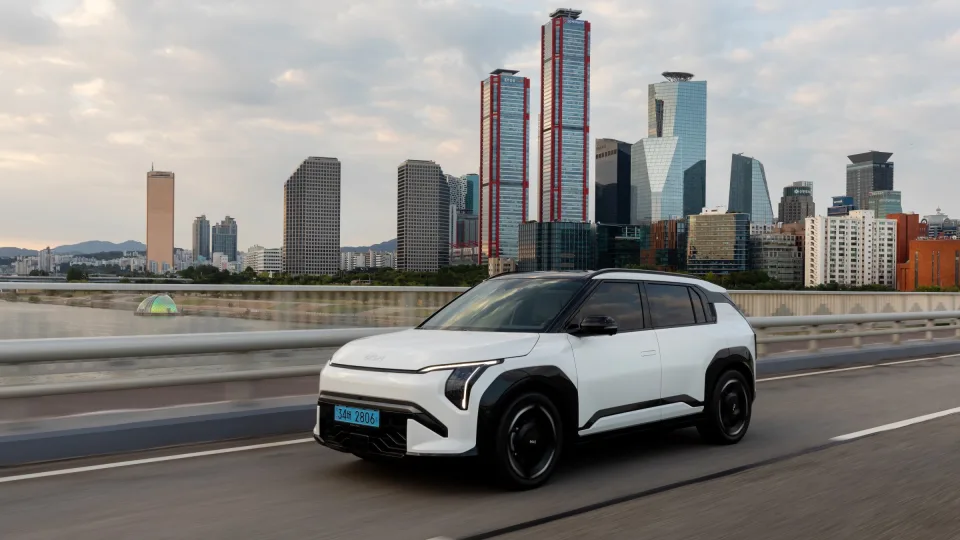 Elektrinių automobilių vaidmuo keičiasi: ekspertai sako, kad biudžetinės klasės elektromobiliai jau tinkami šeimai ir mieste, ir ilgose kelionėse