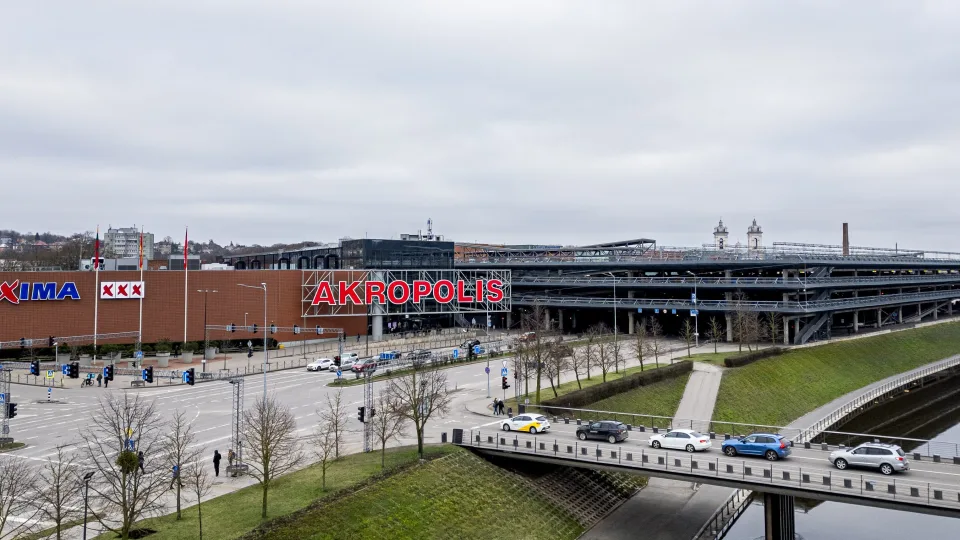 Kauno „Akropolyje“ keičiasi automobilių stovėjimo aikštelės tvarka: nuo sausio 2 dienos ir vėl bus galima palikti nemokamai automobilį iki keturių valandų