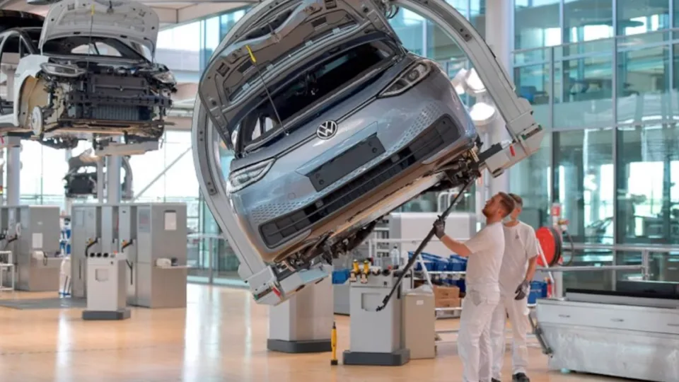 Automobilių rinkoje – visiškas chaosas: ekspertai prognozuoja gamyklų uždarymus ne tik JAV, bet ir Europoje, įvardintos ir to priežastys