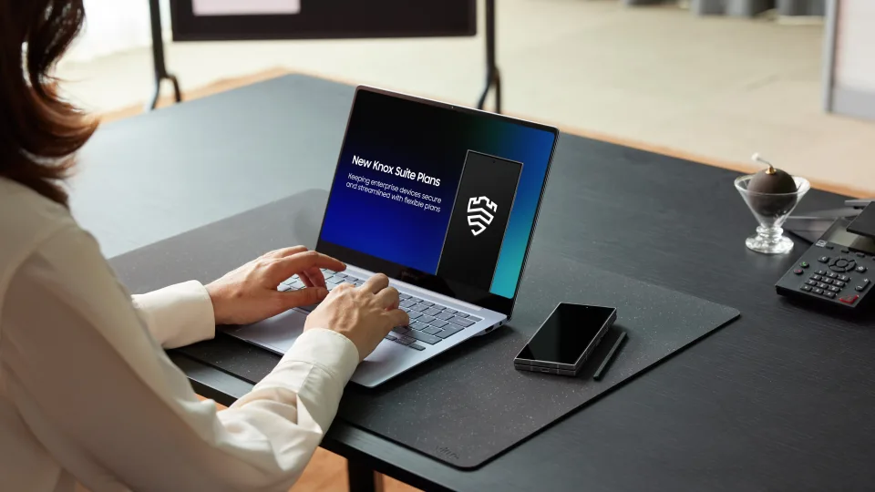 „Samsung Electronics“ pristatė atnaujintą „Knox Suite“ verslo sprendimų paketą: siūlo patikimą apsaugą, supaprastina IT procesus ir suteikia vertingų įžvalgų