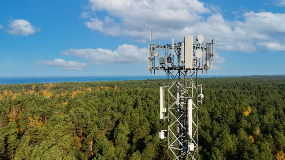 Plečiant 5G tinklą Lietuvoje, skirtingų operatorių dėmesys kaimo vietovėms nevienodas: kai kurie mobiliojo ryšio operatoriai pirmenybę teikia pelningesnėms didžiųjų miestų rinkoms