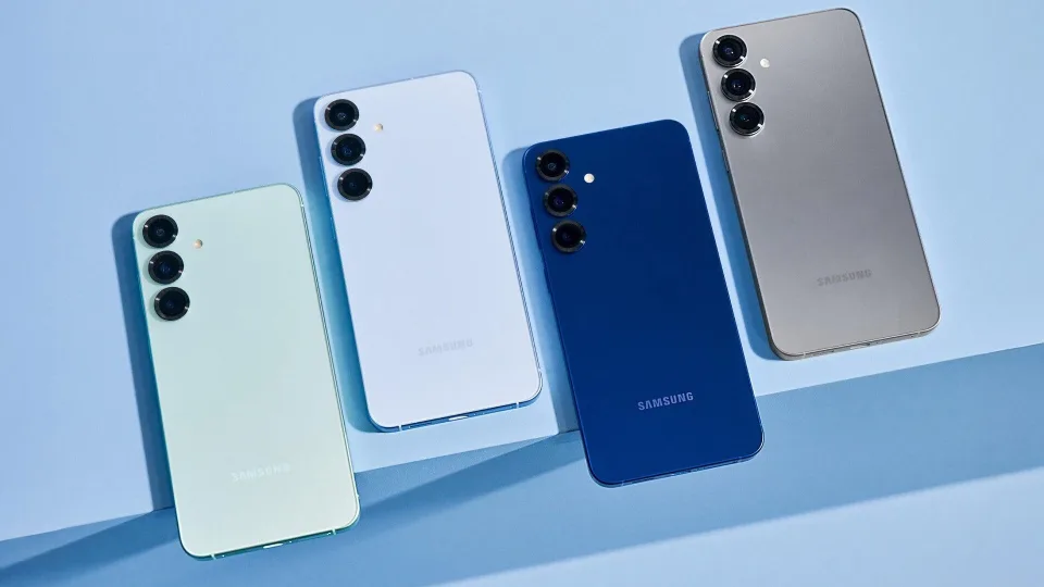 Oficialiai pristatyti „Samsung Galaxy S25“ ir „Galaxy S25+“ išmanieji telefonai su „Qualcomm“ sukurtais procesoriais ir daugiau operatyviosios atminties