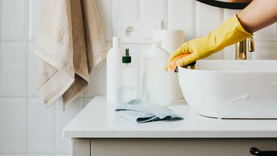 Plastikas tapo neatsiejama mūsų kasdienybės dalimi, tačiau mokslininkai įspėja – buityje naudojami plastiko gaminiai gali kenkti sveikatai