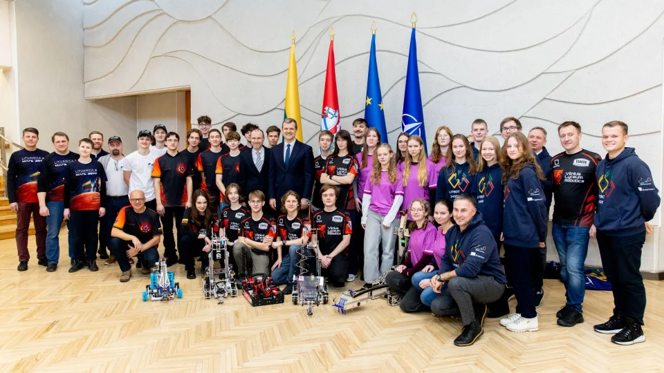 Premjeras susitiko su Lietuvos moksleivių robotikos bendruomene: aptarė judėjimo plėtrą, dėkojo už robotikos idėjų sklaidą ir linkėjo sėkmės ateityje