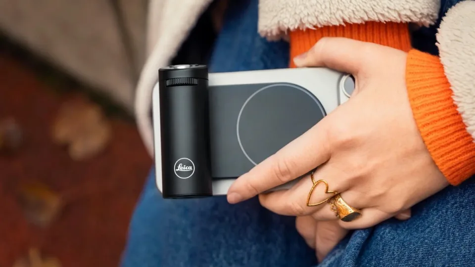 „Leica“ pristato specialų priedą „iPhone“ išmaniųjų telefonų turėtojams: tai leis pakelti mobilią fotografiją į kitą lygį, tačiau kaina bus įkandama ne visiems
