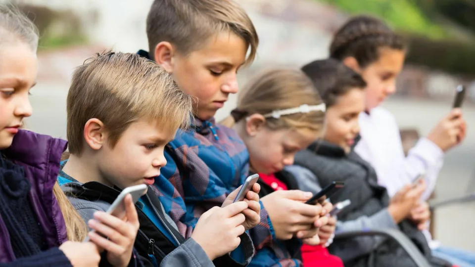 Įsibėgėja diskusijos dėl iniciatyvos mokyklose drausti naudojimąsi mobiliaisiais telefonais: drausti, o gal ugdyti naudojimo kultūrą?