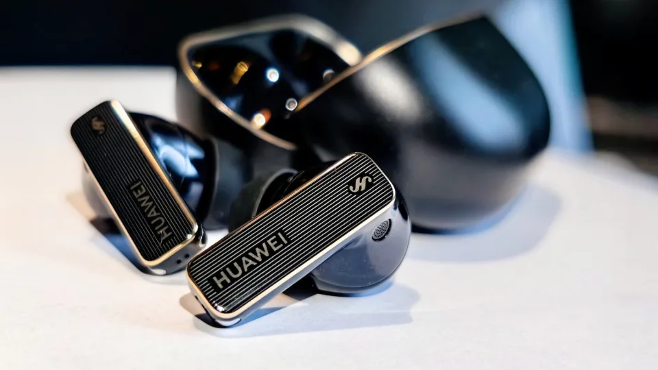 Pristatytos belaidės ausinės „Huawei FreeBuds Pro 4“: galinga garso slopinimo technologija ir dar geresnė pokalbių patirtis