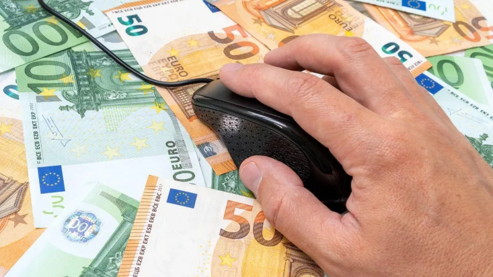Darbo skelbimas, siūlantis greitai ir lengvai gauti pinigų atliekant lėšų pervedimus ar jas išgryninant, gali būti nusikaltėlių masalas pinigų mulams