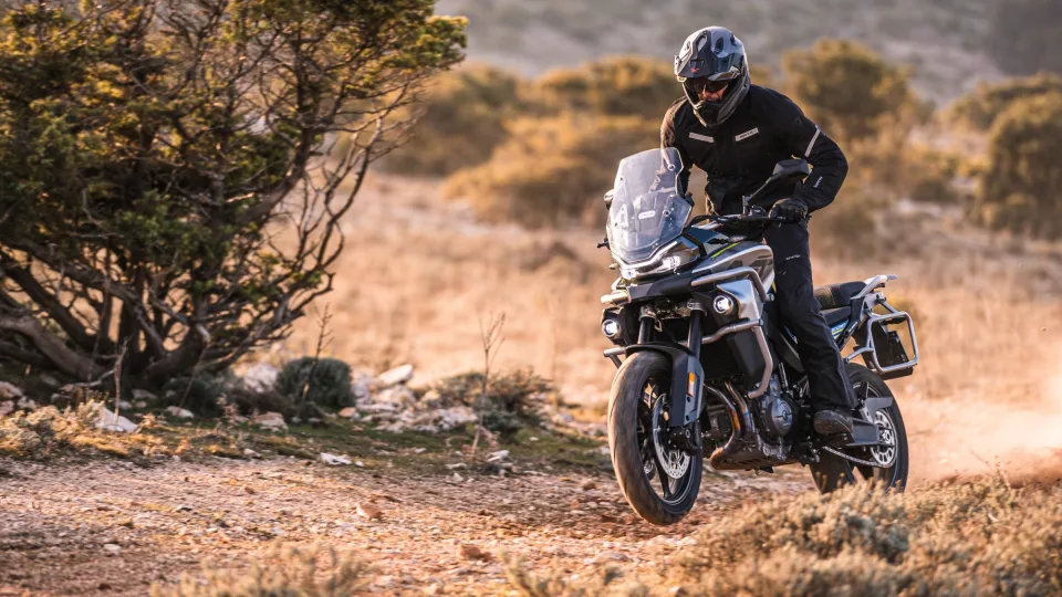 Negali sukurti patys ar elgiasi išmintingai: kodėl motocikluose galima rasti net ir konkurentų detalių?