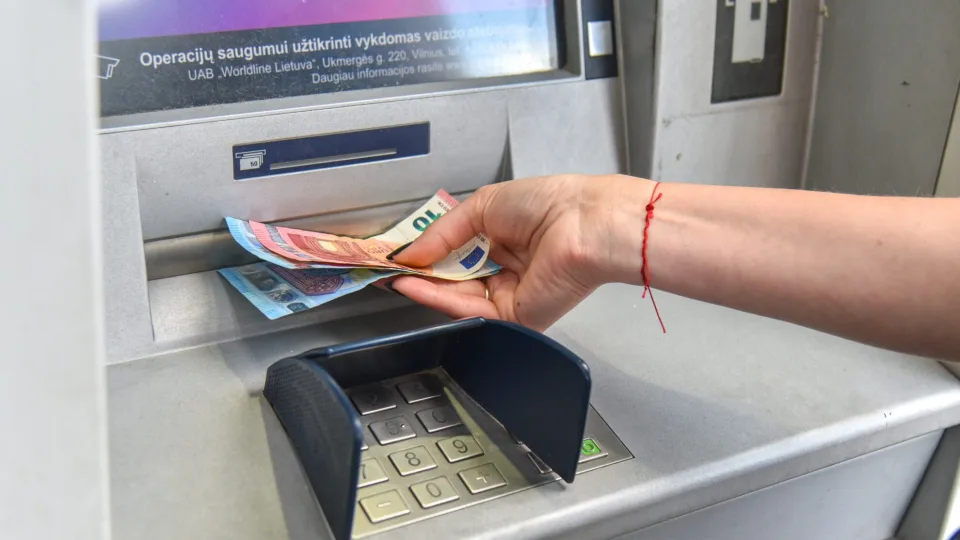 Bankomatai atima pinigus iš žmonių: kaip netyčia gali tapti nusikaltėliu, įdėjęs banknotą į bankomatą?