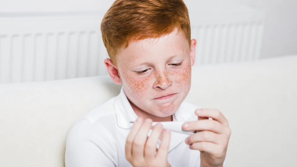 Netikėtai pakilo temperatūra jums ar vaikui? Gydytoja pasakė, kada gerti vaistus, o kada kviesti greitąją