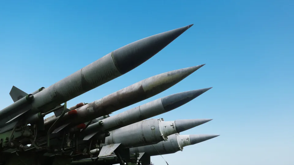 Užšaldyta amerikiečių parama atitirpo: JAV siunčia Ukrainai raketas ir šarvuotą techniką už 300 mln. JAV dolerių