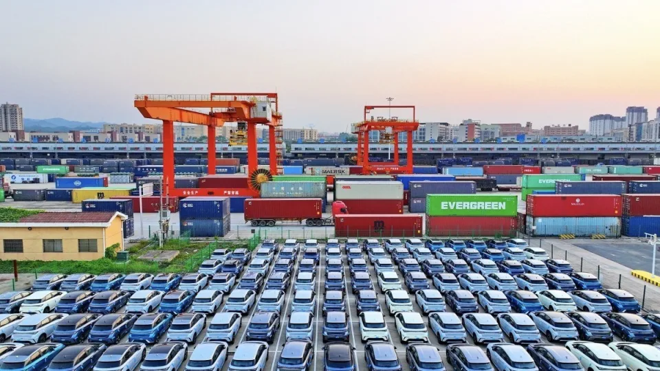 Elektromobilių revoliucija Lenkijoje: vairuotojai masiškai renkasi elektrą, fiksuojami rekordiniai rezultatai