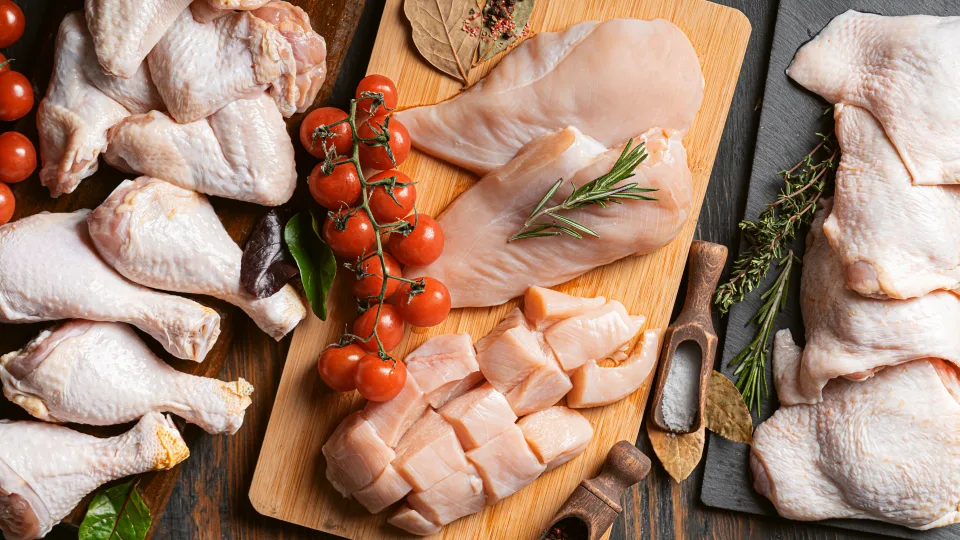 Šokiruojanti mūsų valgomo maisto realybė: viskas, ką privalote žinoti apie kasdien perkamą vištieną