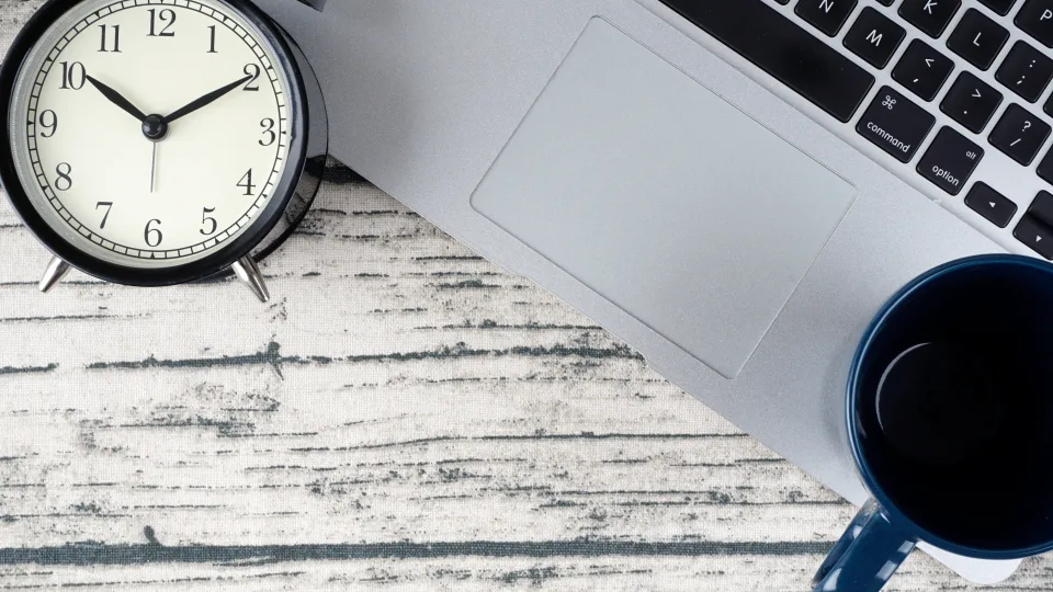 Laiką persukome, tačiau populiariausi mitai jau sugriauti: vietoj taupymo gauname didesnes sąskaitas