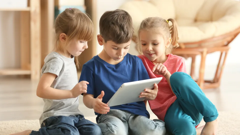 Vaikų saugumas internete prasideda nuo tėvų pavyzdžio: ar tikrai esate pasiruošę pažvelgti į veidrodį?