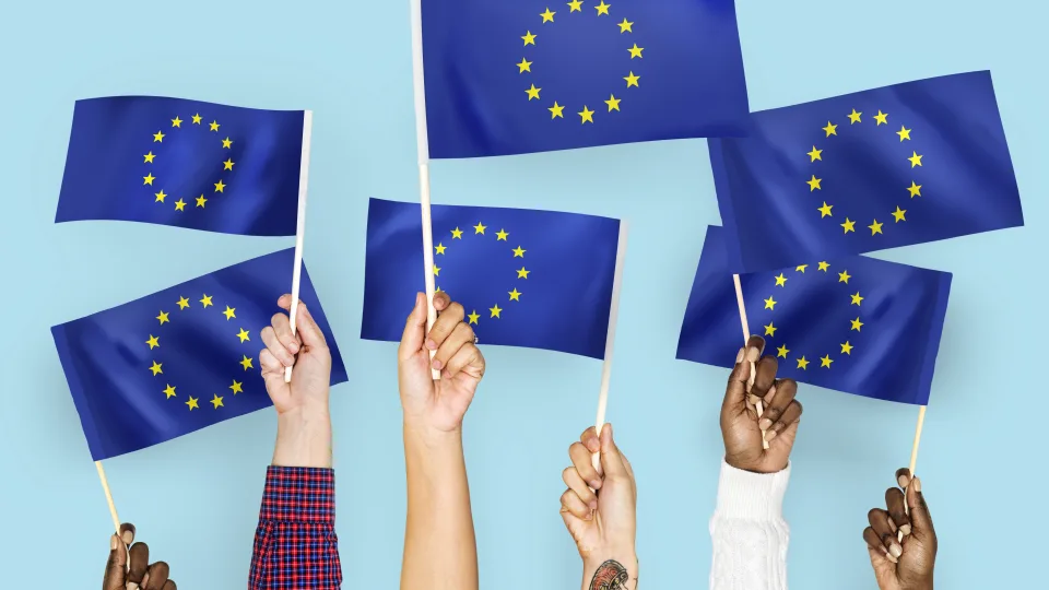 Europa ruošiasi riboti grynuosius pinigus: teks prisitaikyti prie griežtų taisyklių, ar tai grynųjų eros pabaiga?