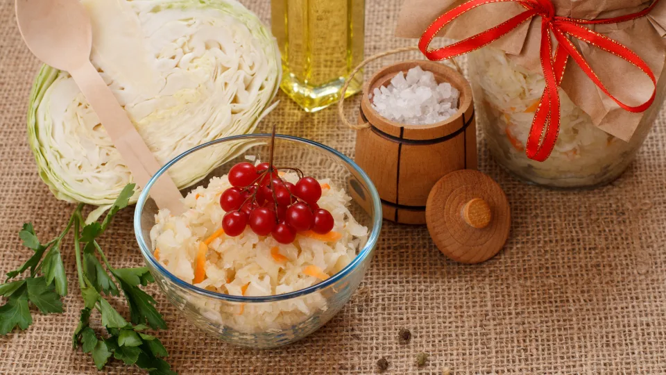 Senoji raugintų kopūstų tradicija sugriuvo: rauginti kopūstai paruošiami per kelias dienas ir traškesni nei bet kada