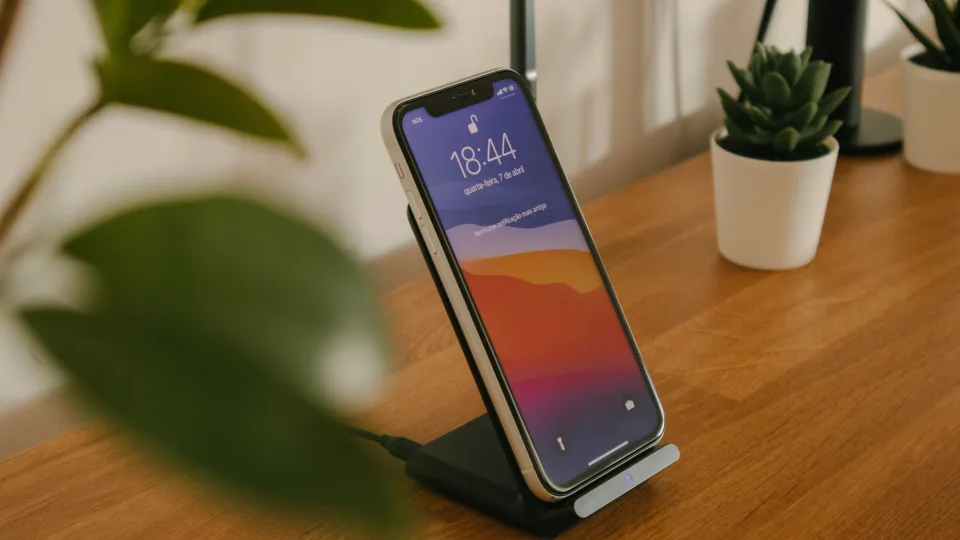 Išmanieji telefonai su didelės talpos baterijomis: sužinokite, ar verta pirkti tokį modelį ir kodėl