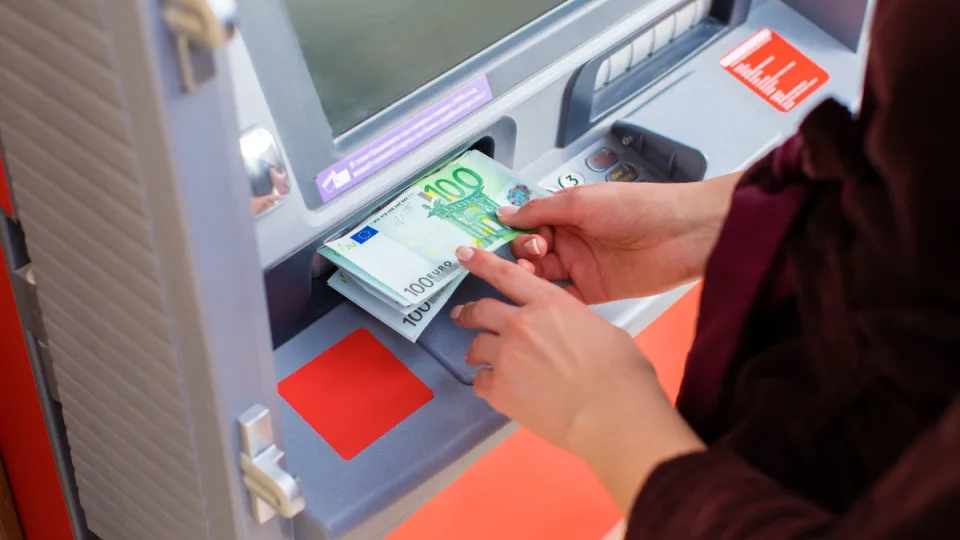 Šokiruojanti tiesa apie bankomatus: atskleista, kiek jie kainuoja ir kodėl tai svarbu kiekvienam iš mūsų