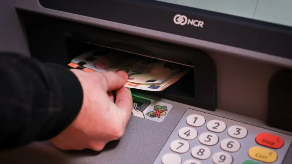 Bankomatai tapo niekam nereikalingi? Netrukus jie gali ir visai išnykti, ekspertai ragina pasiruošti