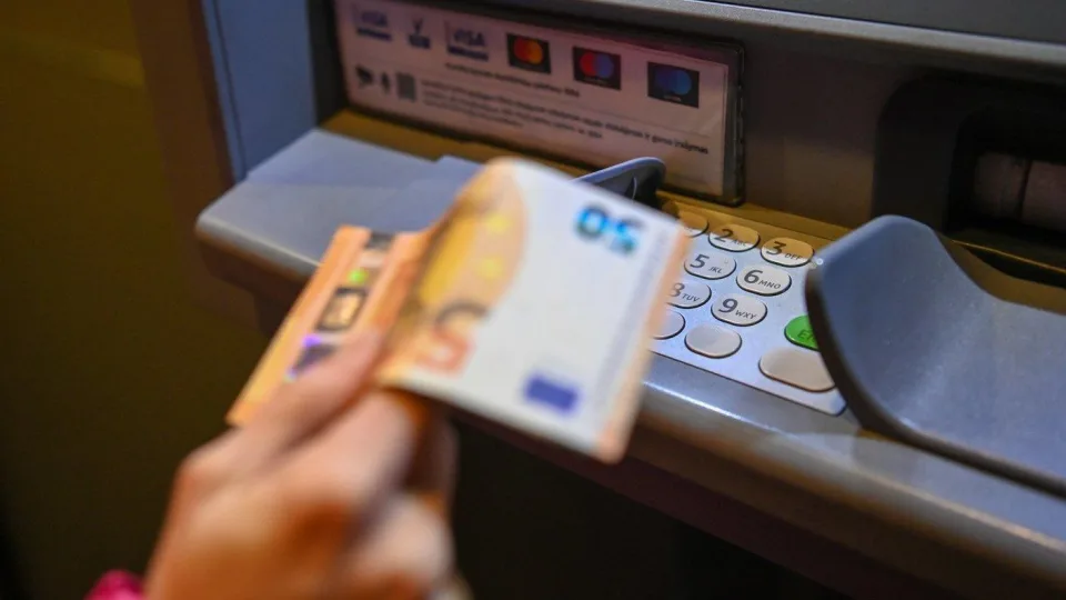 Nebegalėsite išsiimti grynųjų pinigų: bankomatų likimas jau aiškus, tai kelia vis didesnį daugumos gyventojų įsiūtį
