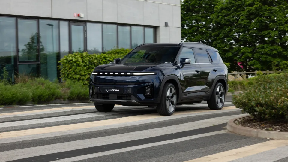 Automobilių gamintojai keičia logotipus ir jungia jėgas: kas iš to laimi – pirkėjas ar tik rinkos dalyviai?