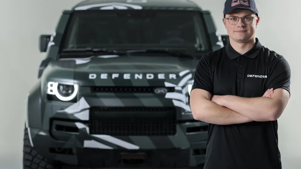 „Defender“ užbaigė pirmąjį prototipo testą ir pasirašė sutartį su Dakaro ralio legenda bei Roku Baciuška