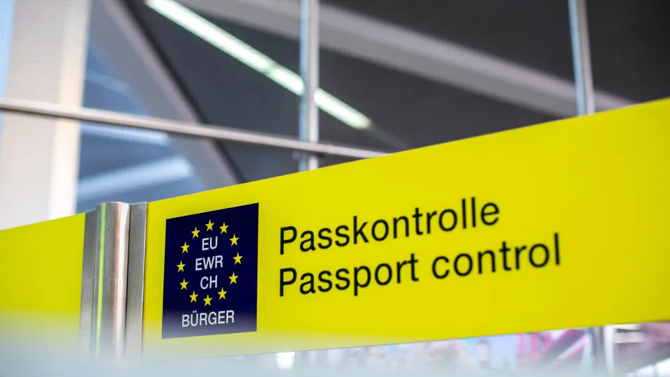 Gali gauti net 64 tūkst. eurų: Europos šalys pradeda siūlyti rekordines sumas už savanorišką išvykimą
