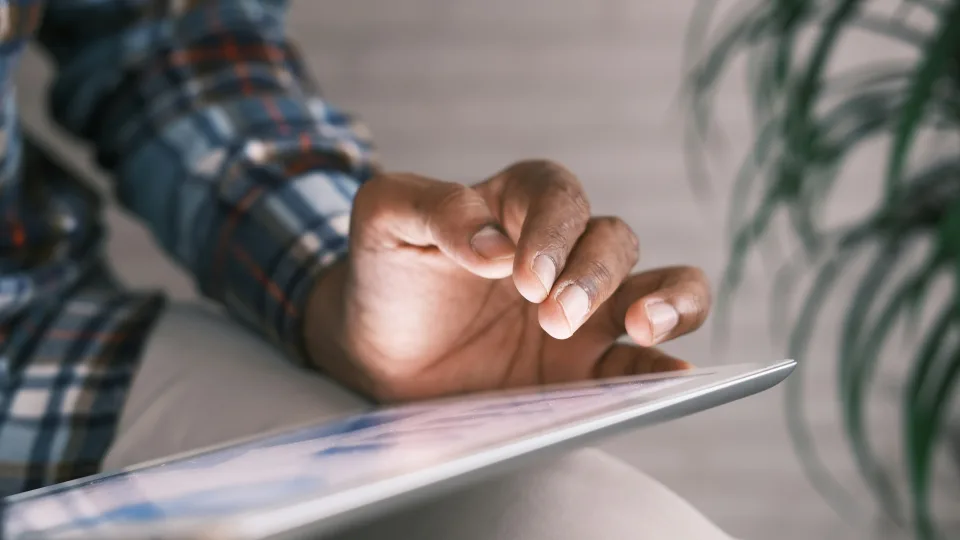 Ieškote medicininių patarimų internete? Štai kaip atskirti pavojingą melą nuo tikros informacijos