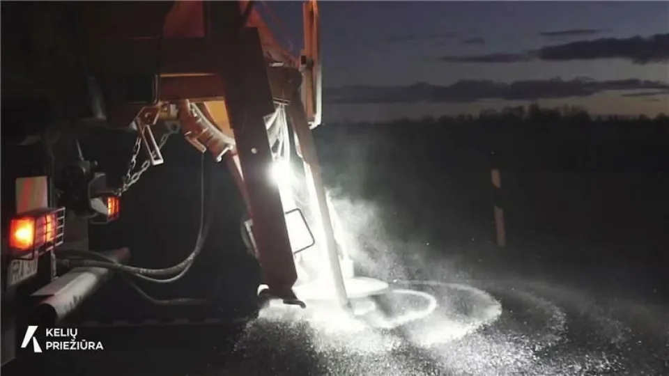 Šią žiemą keliuose buvo mažiau sniego, bet daugiau iššūkių: plikledis, dinamika ir 73 tūkst. tonų druskos