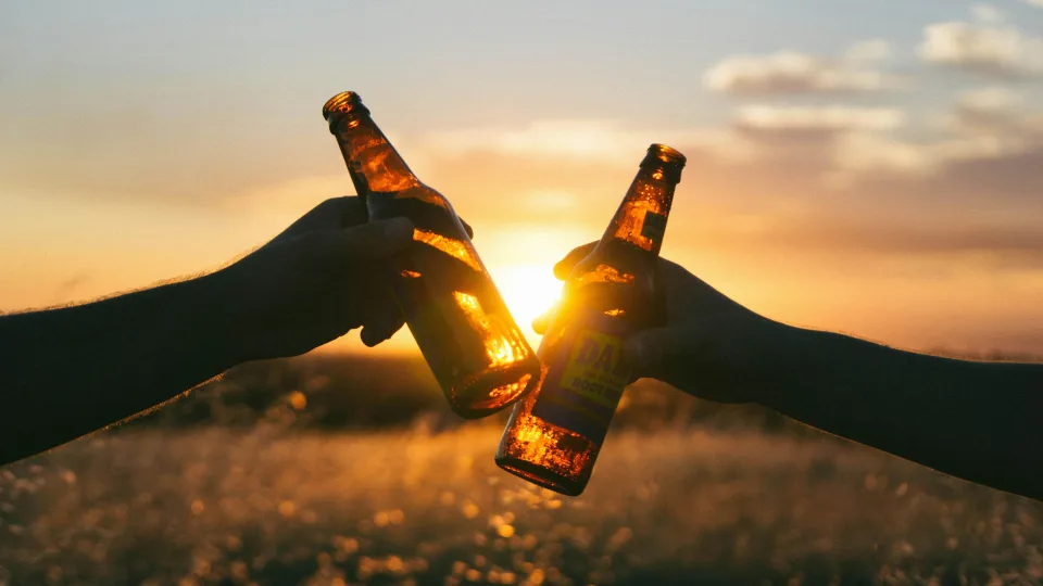 Baudos už alkoholio vartojimą: šiose šalyse galiojantys alkoholio įstatymai gali šokiruoti daugelį lietuvių